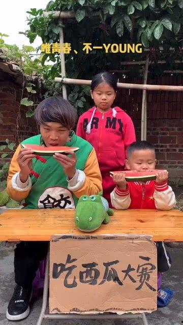 外国人吃瓜搞笑视频,搞笑视频里的中西文化碰撞