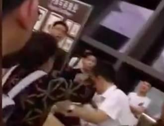 吃瓜酒店扇巴掌视频,吃瓜群众围观吃瓜酒店