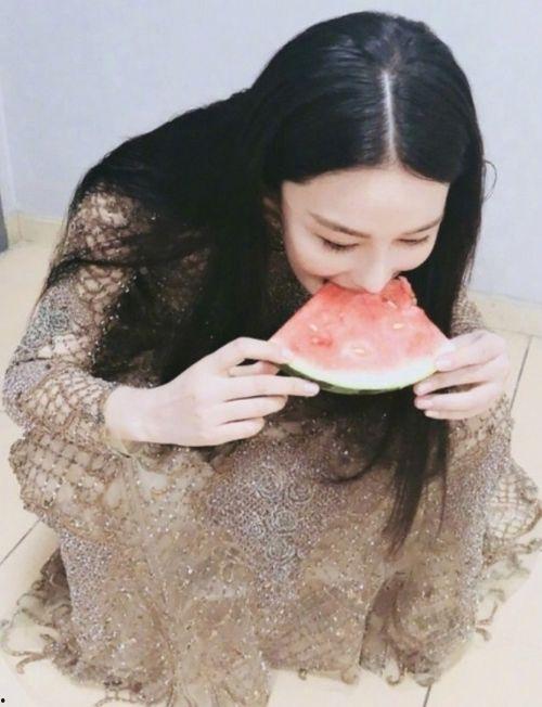 辽宁张馨予吃瓜事件视频,揭秘网络舆论的狂欢与反思