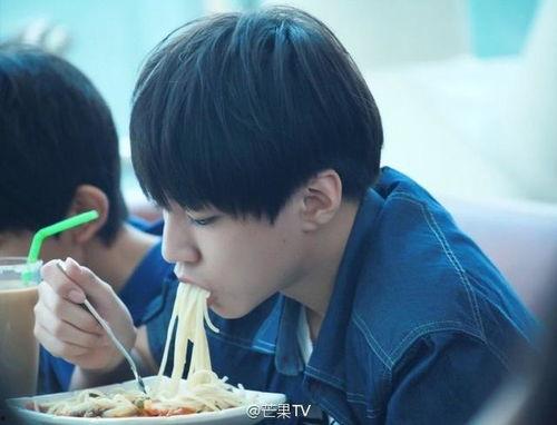 快乐吃瓜王俊凯视频下载,萌态十足引网友热议