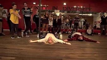 白衣服跳舞吃瓜视频在线观看,一场别开生面的网络直播盛宴