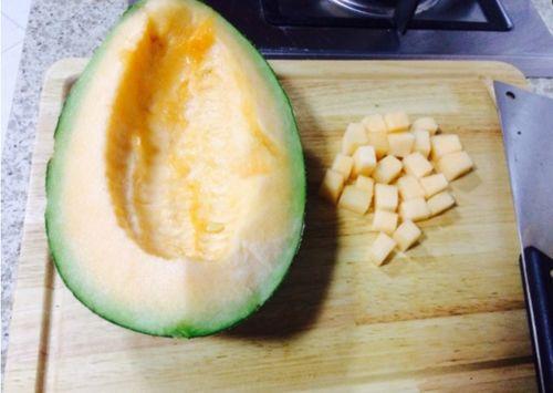 怎么拿哈密瓜做吃的视频,创意视频教你轻松制作美味佳肴