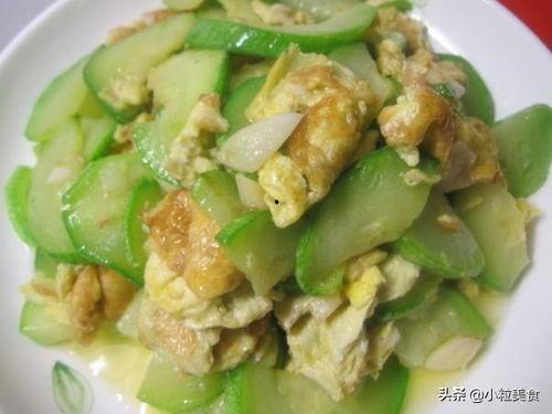 吃货吃角瓜炒鸡蛋视频,角瓜炒鸡蛋，家常菜中的清新佳肴