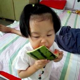 闺女吃瓜和儿子吃瓜视频,趣味横生亲子时光
