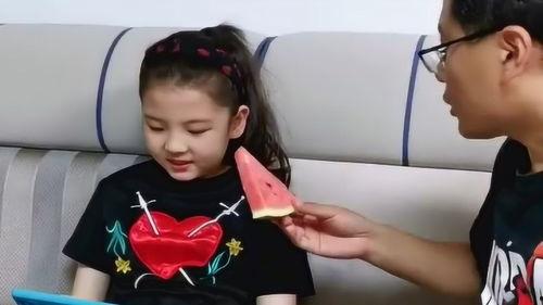 闺女吃瓜和儿子吃瓜视频,趣味横生亲子时光