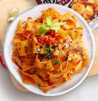 小瓜妞吃红油面皮视频,红油面皮大揭秘