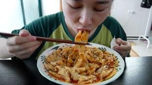 小瓜妞吃红油面皮视频,红油面皮大揭秘