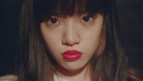 桥边姑娘吃瓜视频,揭秘街头美食背后的故事